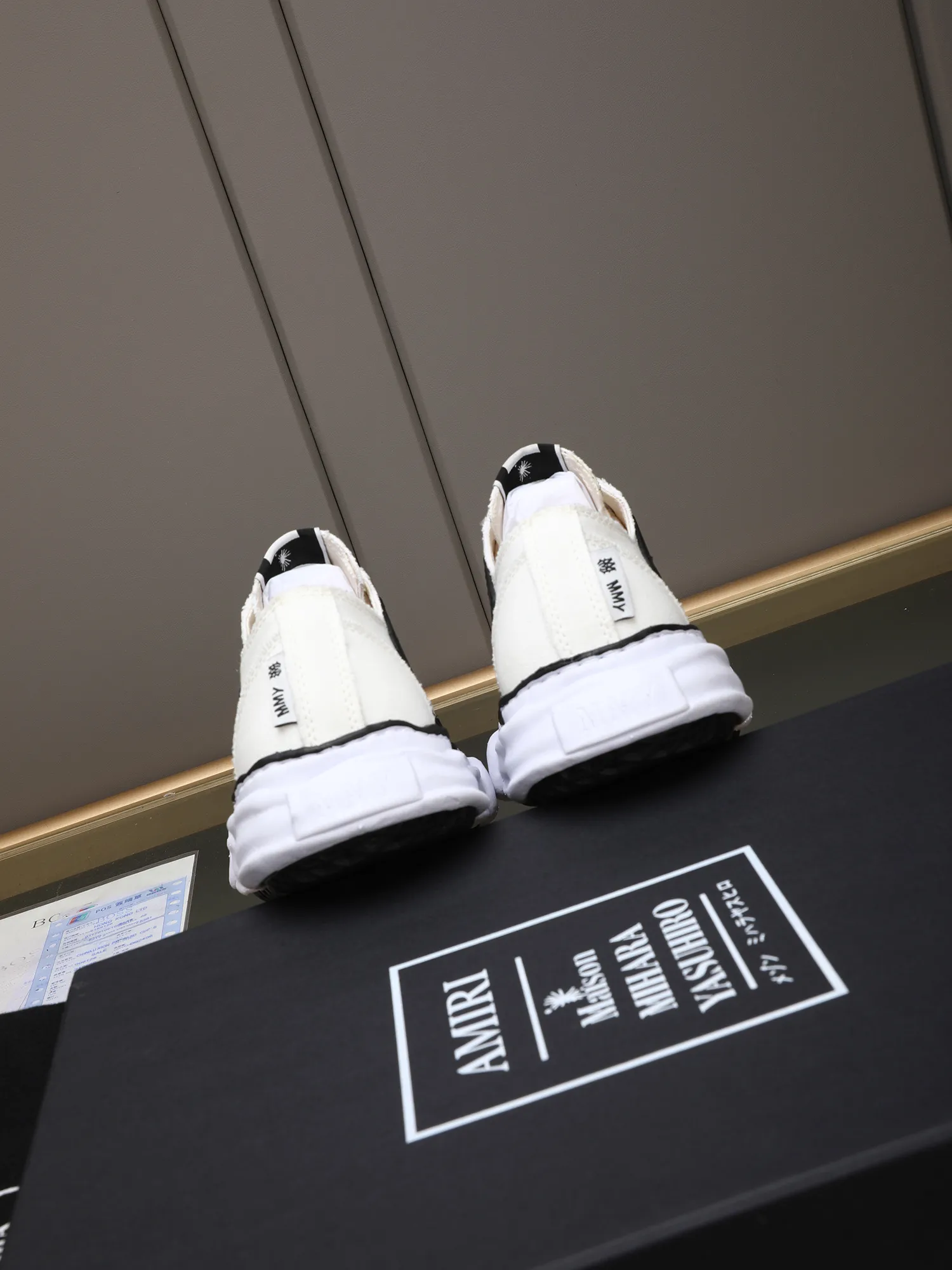 Men's shoes 💰520 AMIRI × Maison MIHARA YASUHIRO Bone Dissolving Shoes Brand Order Original Order Quality 🌈 AMIRIxMMY work together to launch joint shoes that cleverly integrate the classic designs of the two brands. The handmade clay mold soles and AMIRI's signature BONES leather embroidery details are a major feature of the shoes, showing unique craftsmanship and style 🚩 Material: upper original custom-made space Monica canvas! Lining: original technical cloth, outsole: original molded EVA foam bottom, code number: women's 35-39 (40, custom-made, non-refundable), men 39-44 (45, custom-made, non-refundable), full set of counter original packaging